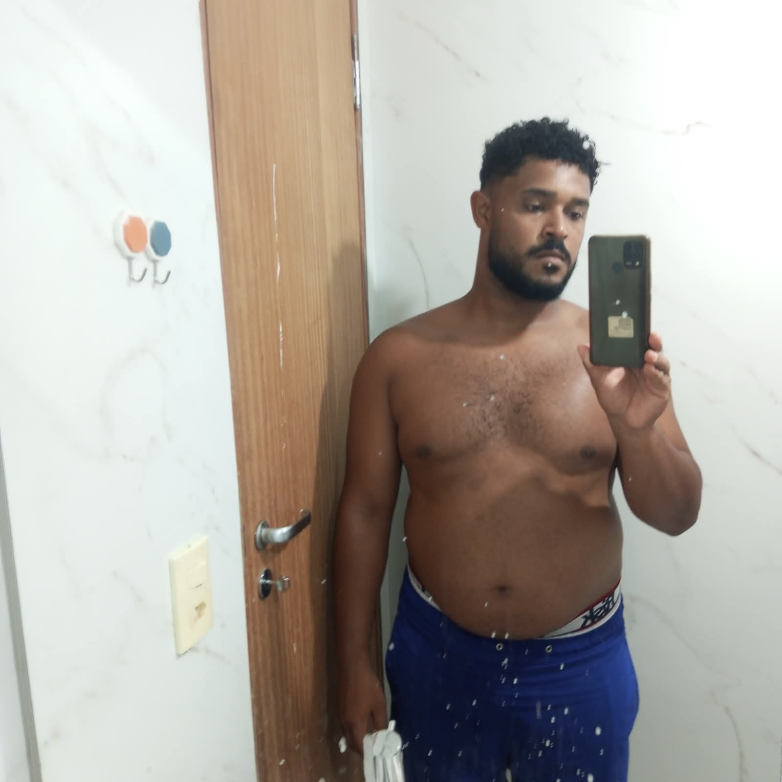 Weviton Reis em uma foto pessoal diante do espelho, antes